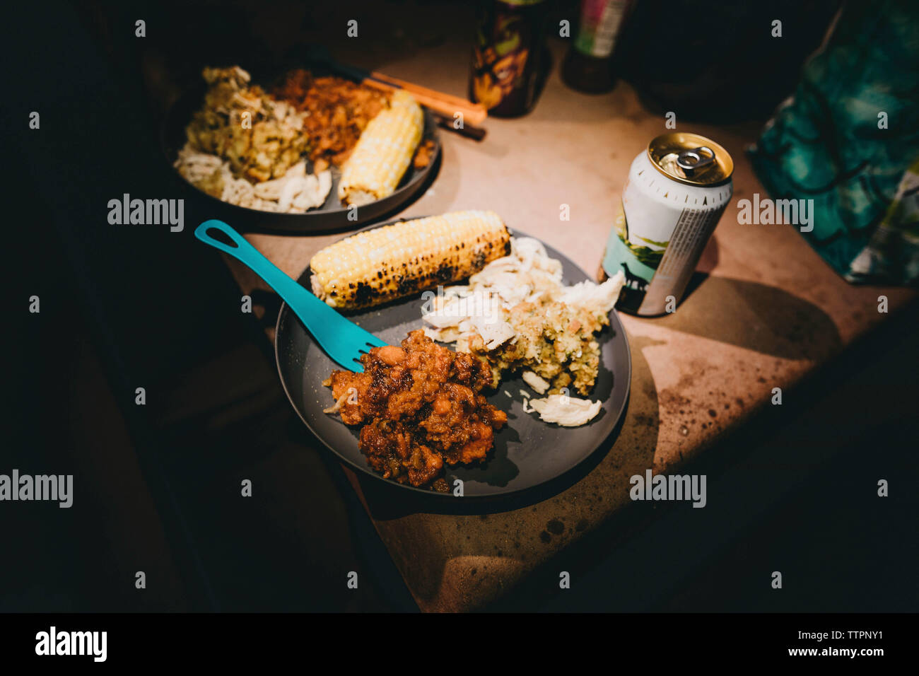 Angolo di Alta Vista del cibo servito in piastre su tavola Foto Stock