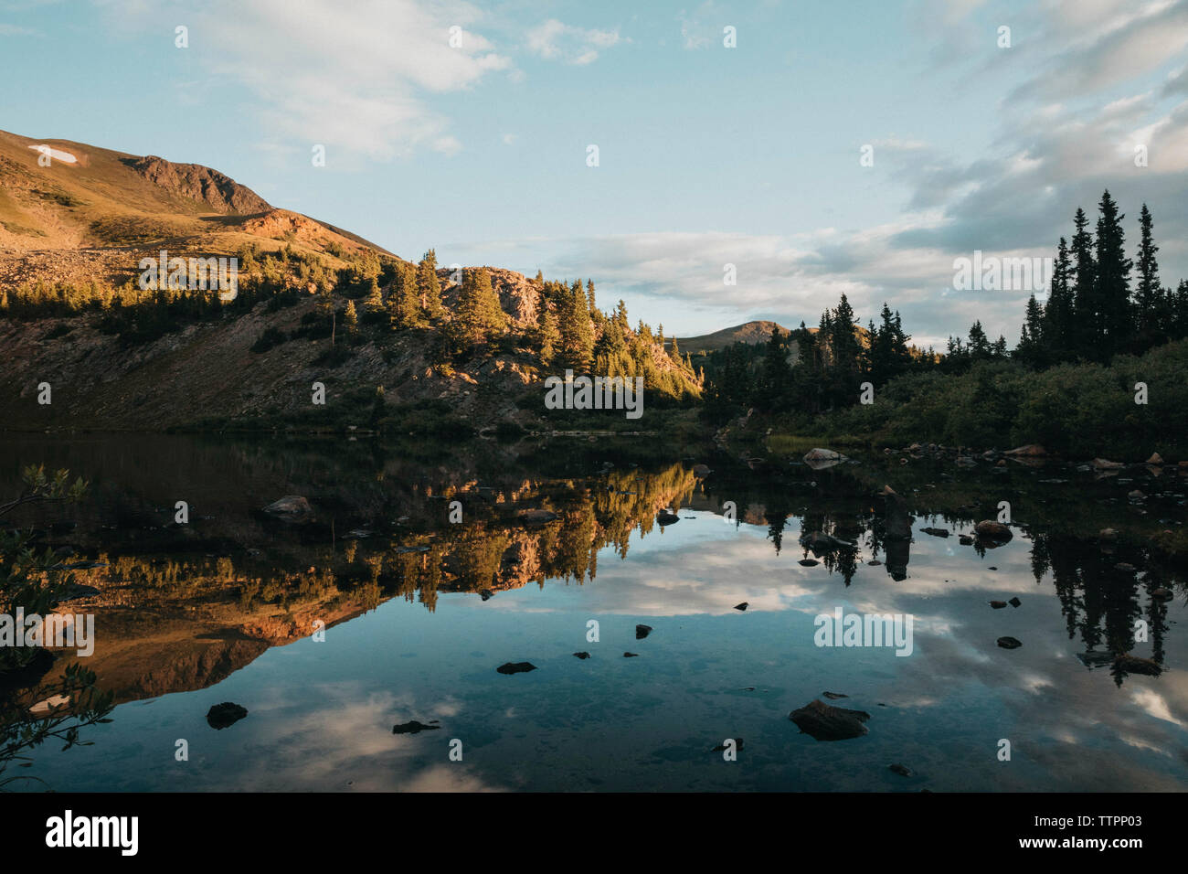 Simmetria della vista del lago e delle montagne contro il cielo Foto Stock