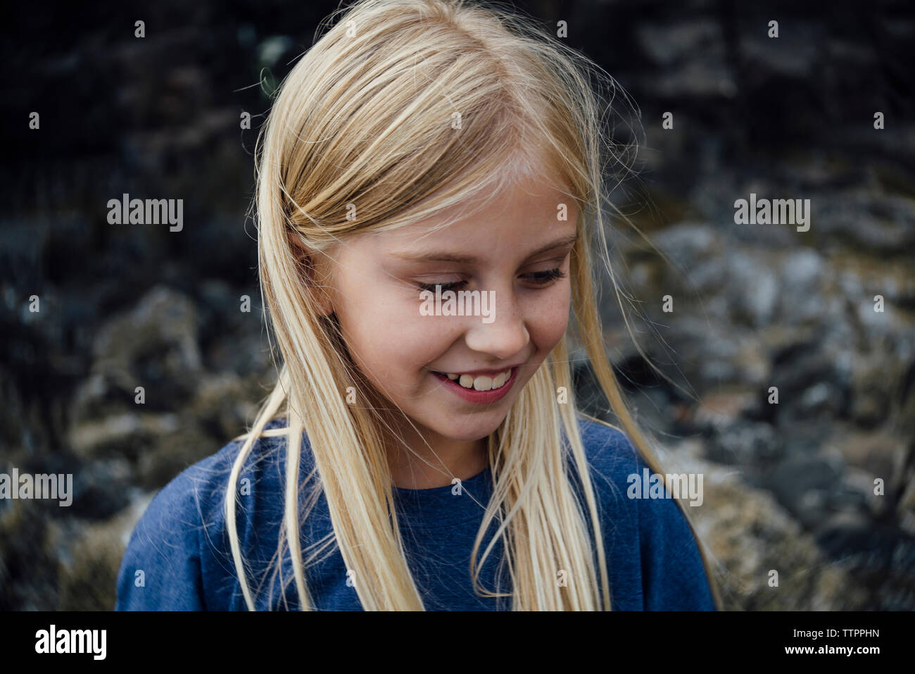 Close-up della ragazza sorridente guardando verso il basso Foto Stock