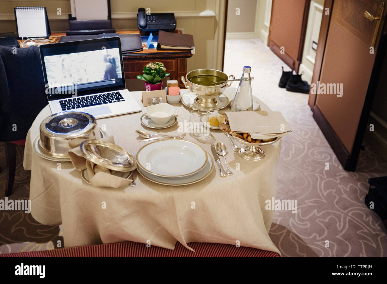 Angolo di alta vista di laptop e stoviglie sul tavolo Foto Stock