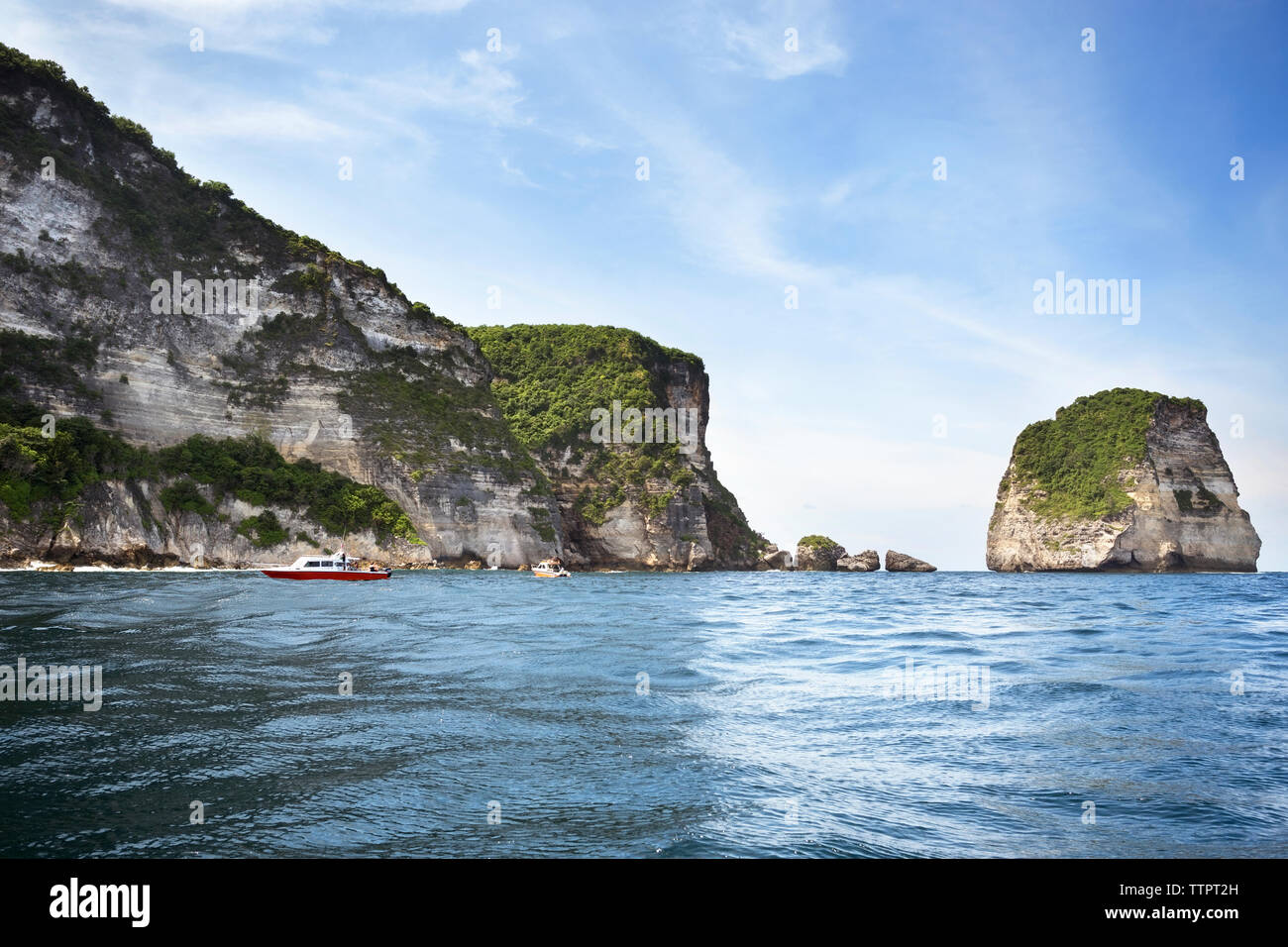 Le formazioni rocciose a Nusa Penida isola contro sky Foto Stock