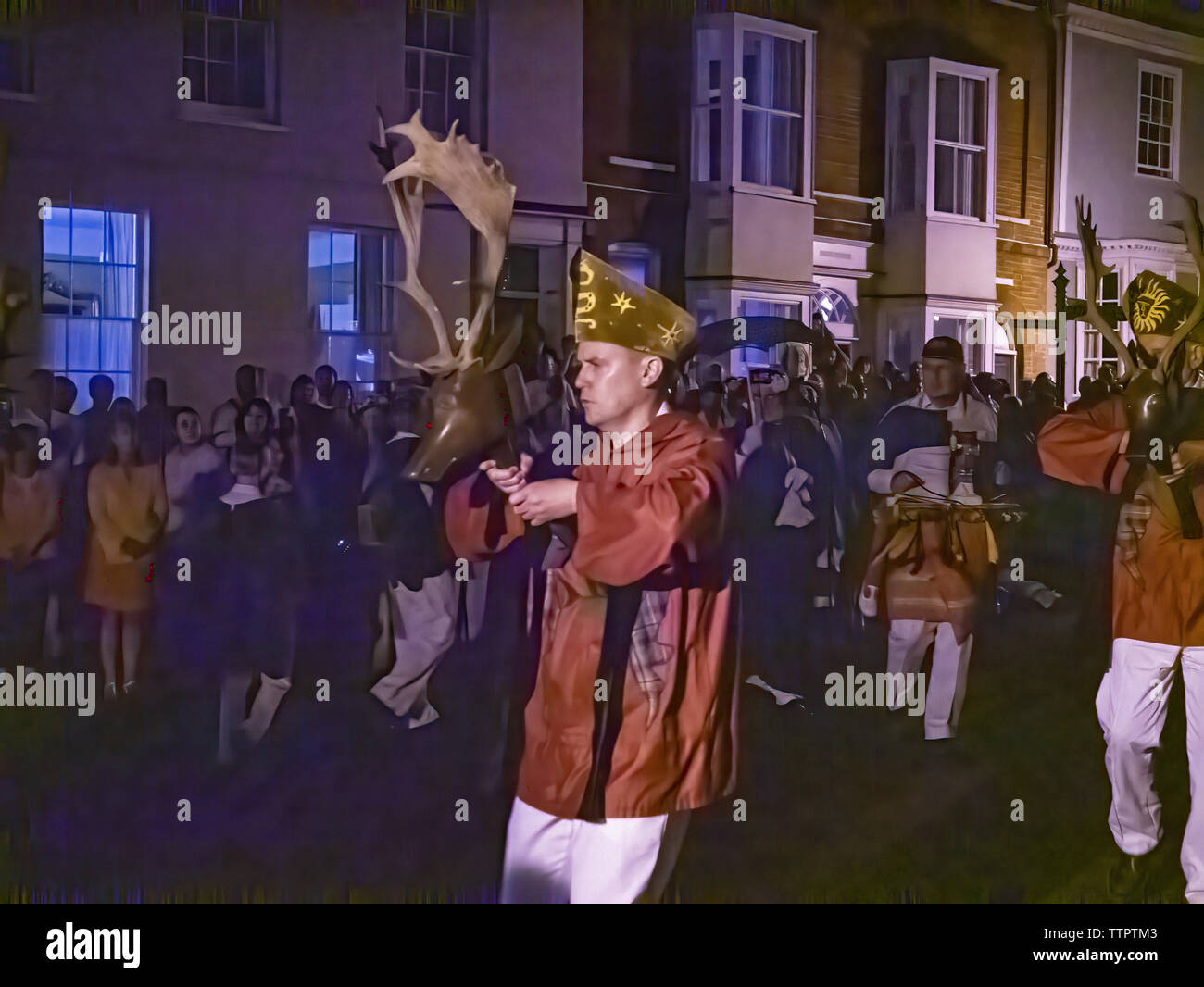 Le luci si spengono e la musica di un singolo violino suona come una strana processione sembra di uomini in rosso cappotti che trasportano i palchi seguita da un arciere un cavaliere di una vecchia signora e un ragazzo. La precessione attorno al centro di Thaxted e poi precess. 1 Giugno 2019 Foto Stock