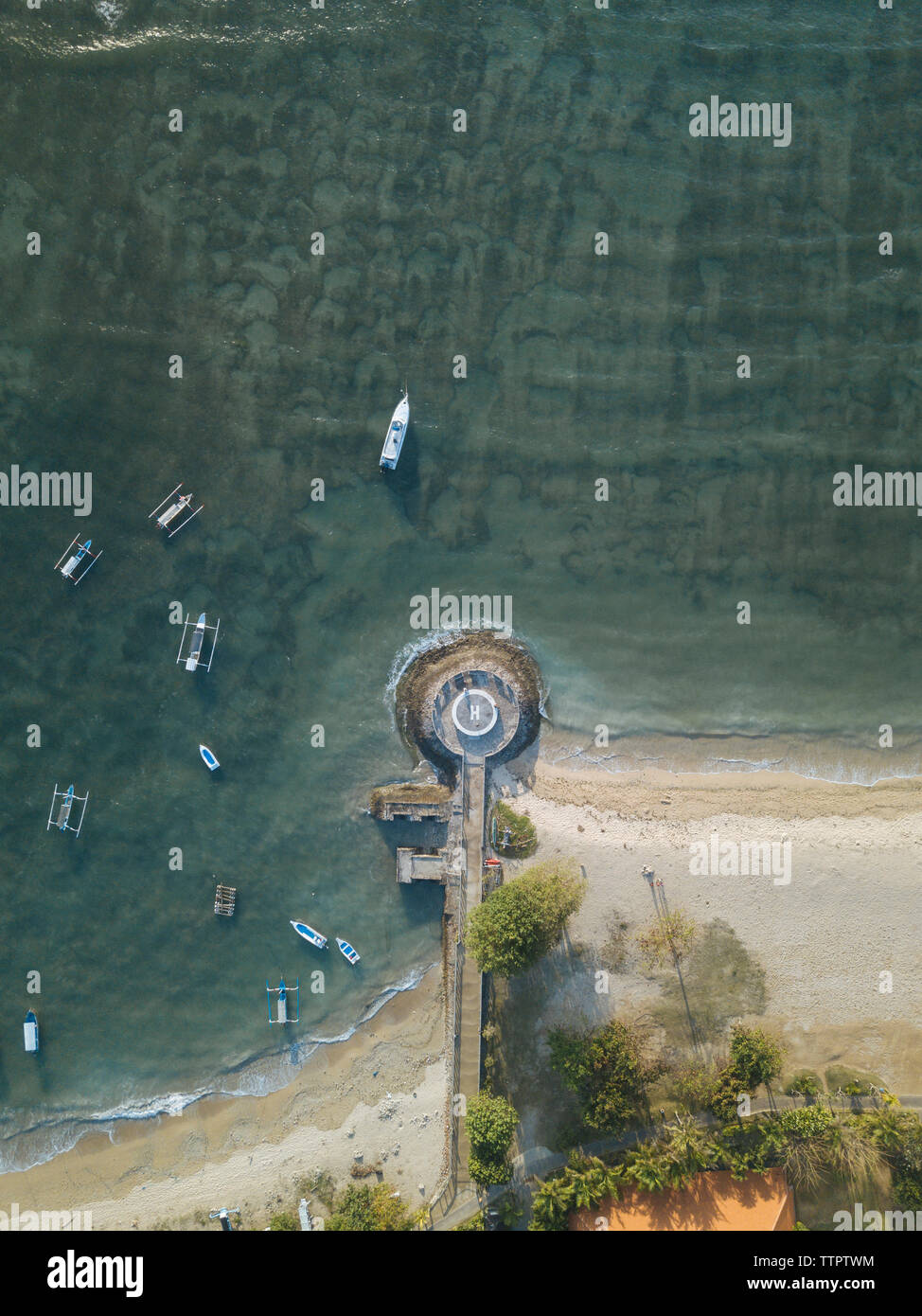 Vista aerea di barche ormeggiate sul mare durante la giornata di sole Foto Stock