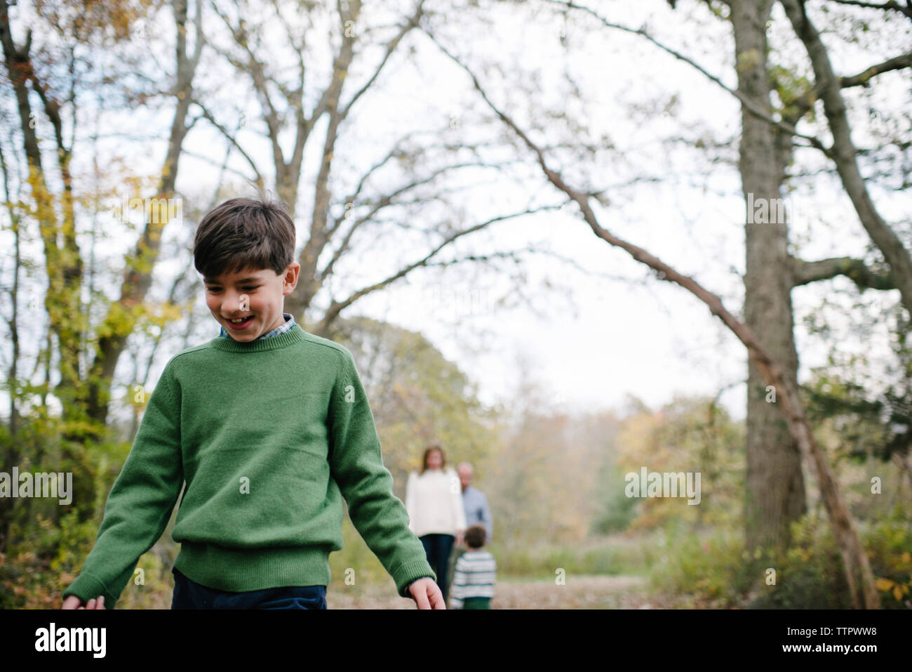 Famiglia camminare contro il cielo a park Foto Stock