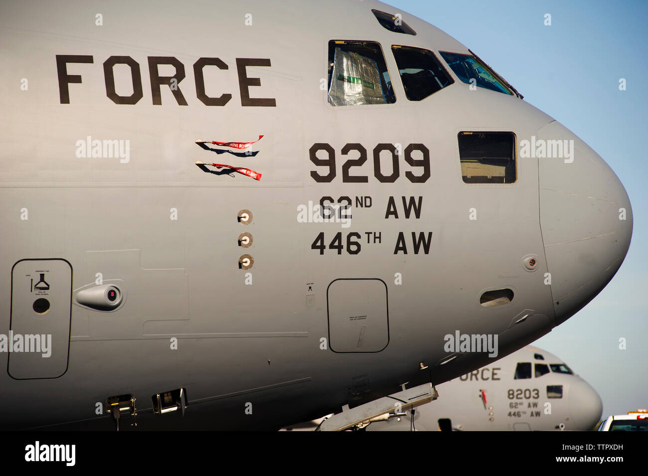 Aereo militare sulla pista contro il cielo blu Foto Stock