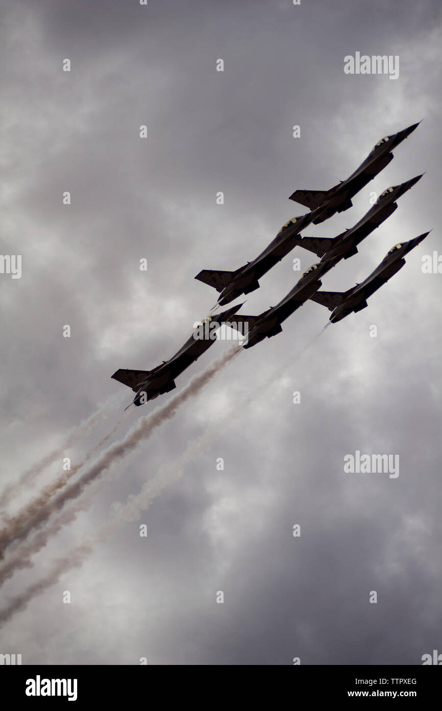 Basso angolo di vista in airshow cielo molto nuvoloso Foto Stock