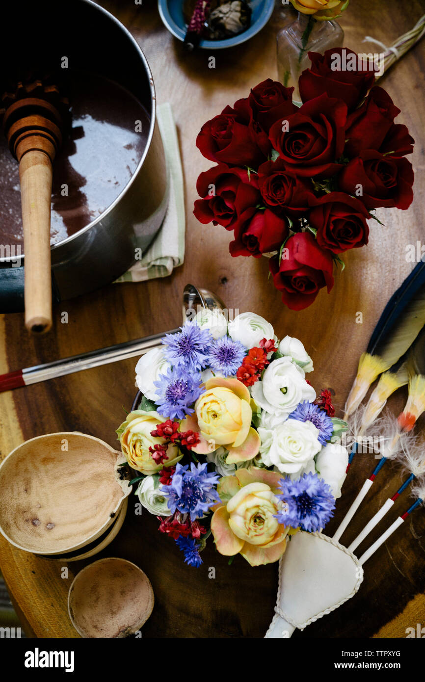 Tabella riempita con un assortimento di strumenti per la cerimonia di cacao Foto Stock