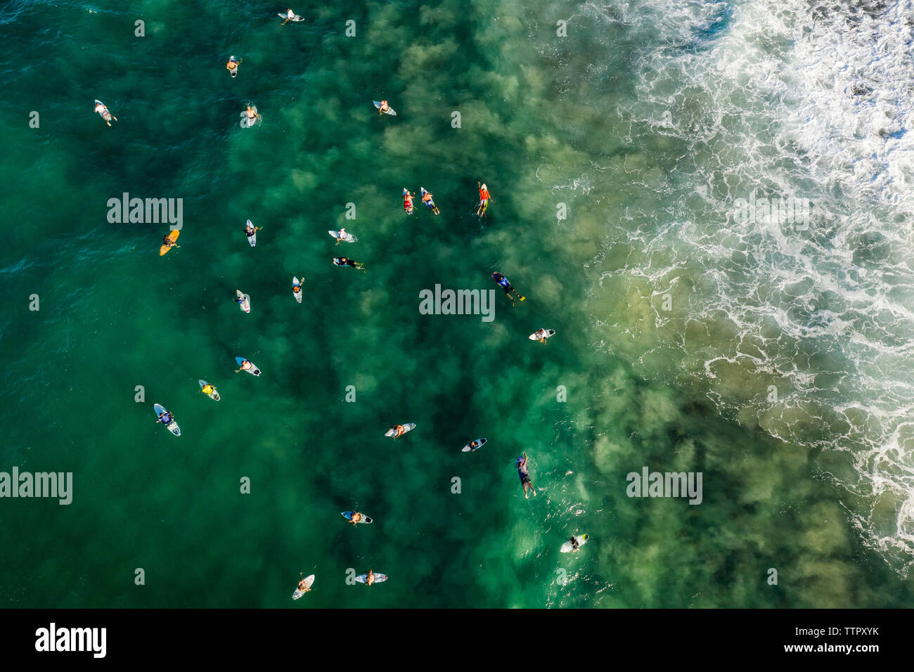 Vista aerea di surfers di attesa per le onde a Burleigh teste, Australia Foto Stock