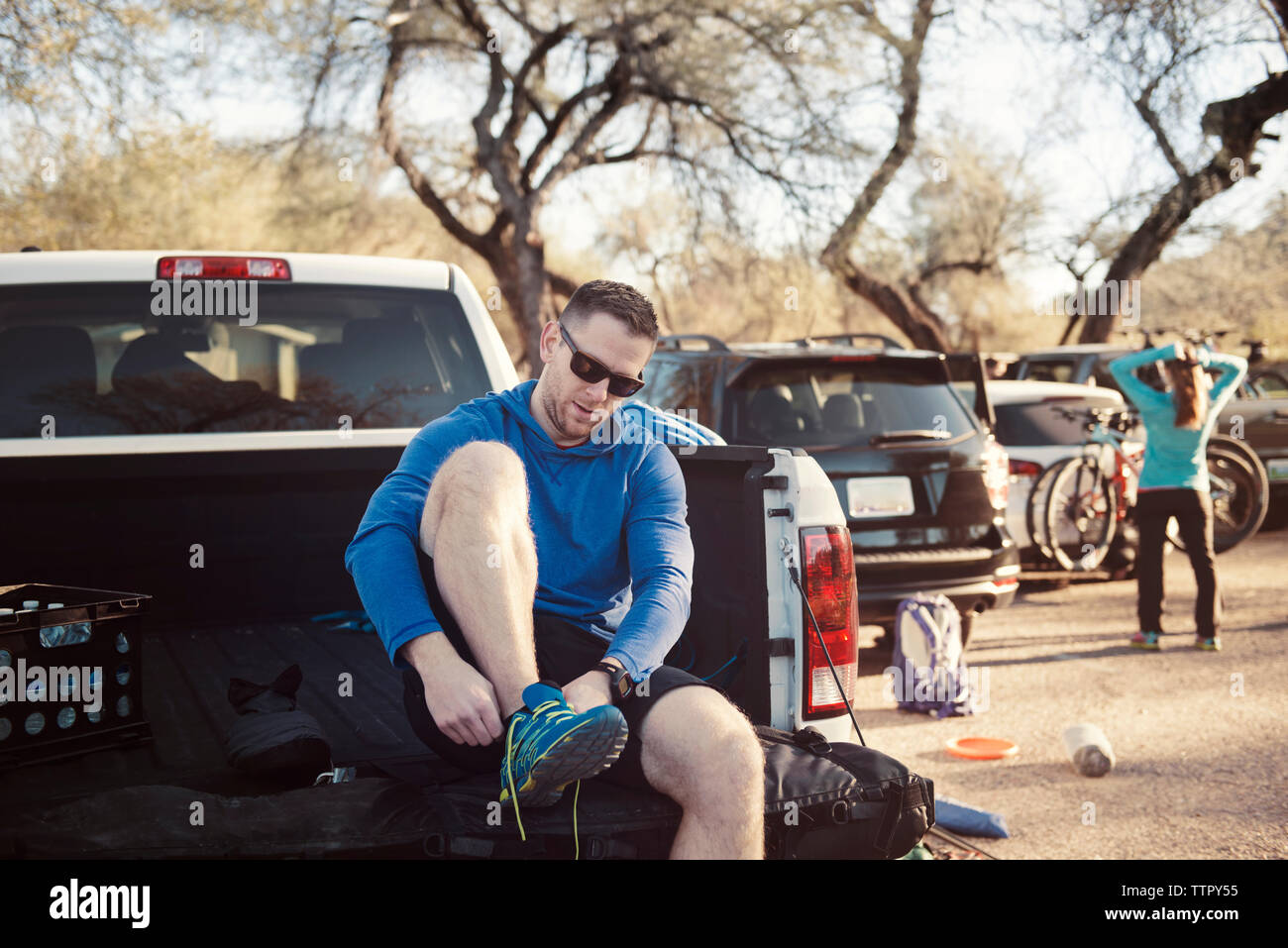 Uomo che indossa calzatura sportiva mentre sedendo nel pick-up Foto Stock