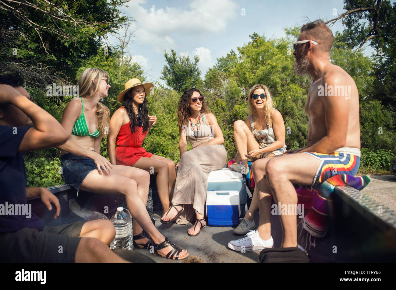 Felice di amici in viaggio nel pick-up truck sulla giornata di sole Foto Stock