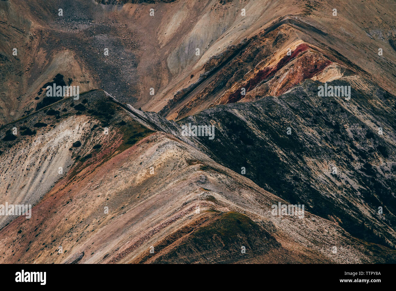 Arcobaleno di colori in geologia delle Montagne Rocciose Canadesi Foto Stock