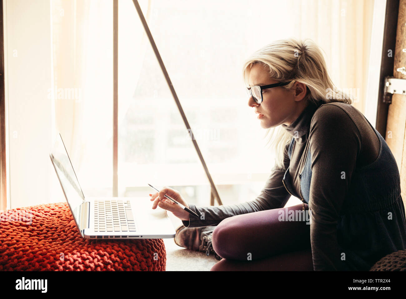 donna d'affari che usa un notebook in ufficio creativo Foto Stock