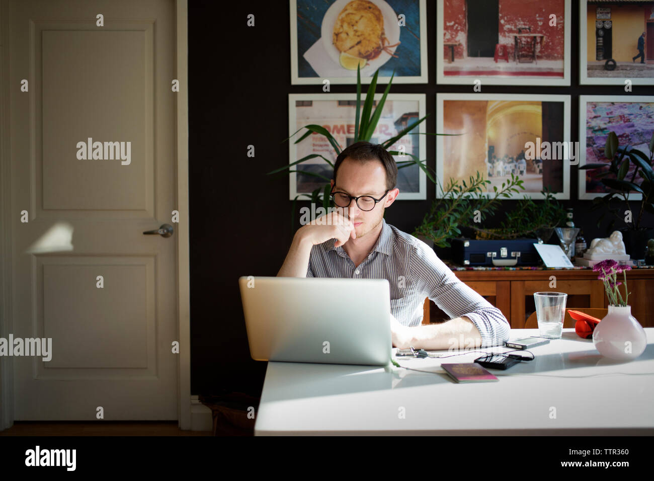 Metà uomo adulto utilizzando portatile a casa Foto Stock