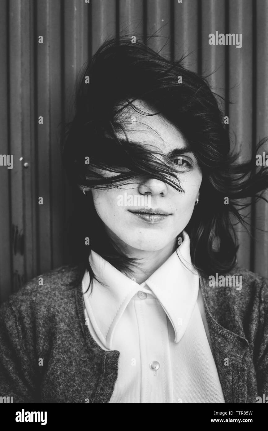 Close-up ritratto di donna sorridente in piedi dalla parete Foto Stock