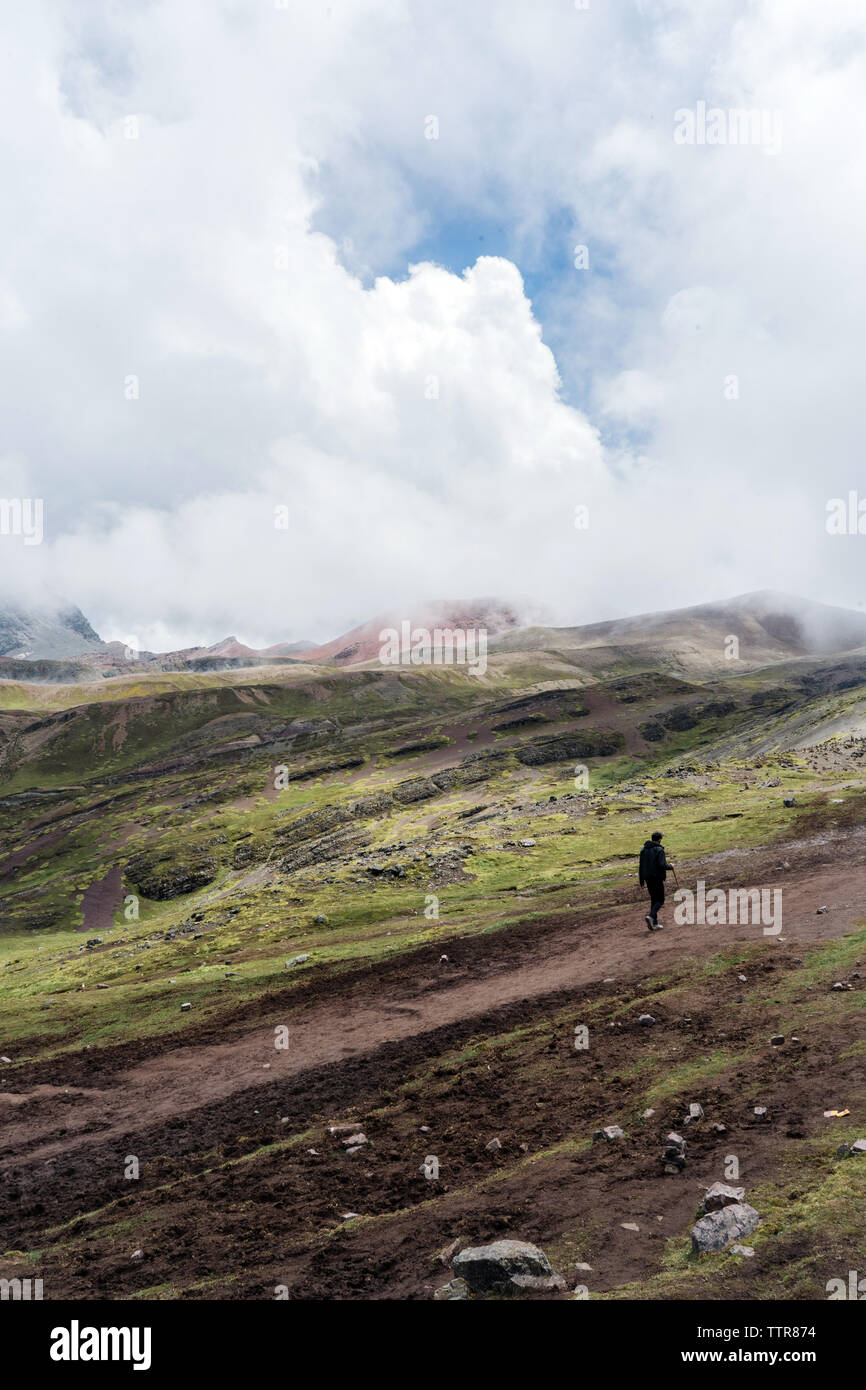 L'uomo esplorare montagne delle Ande. Foto Stock