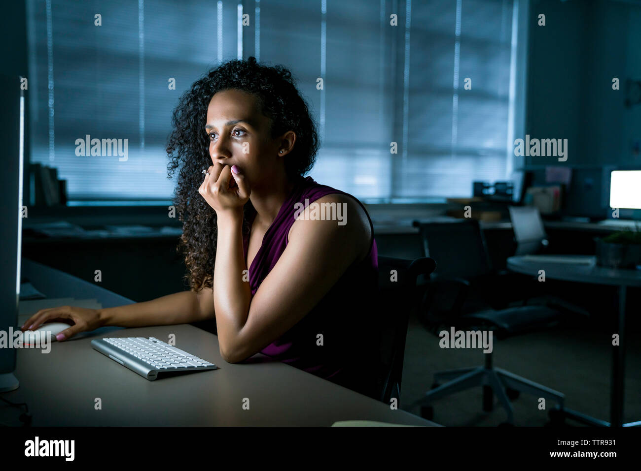 donna d'affari che utilizza un computer desktop alla scrivania in ufficio Foto Stock