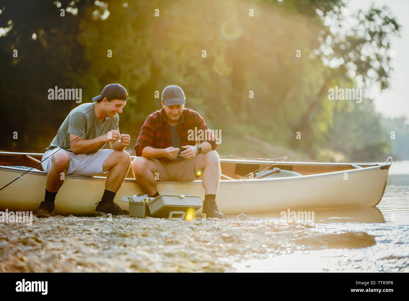 Amici regolare la pesca affronta seduti in barca sul lago di garda Foto Stock