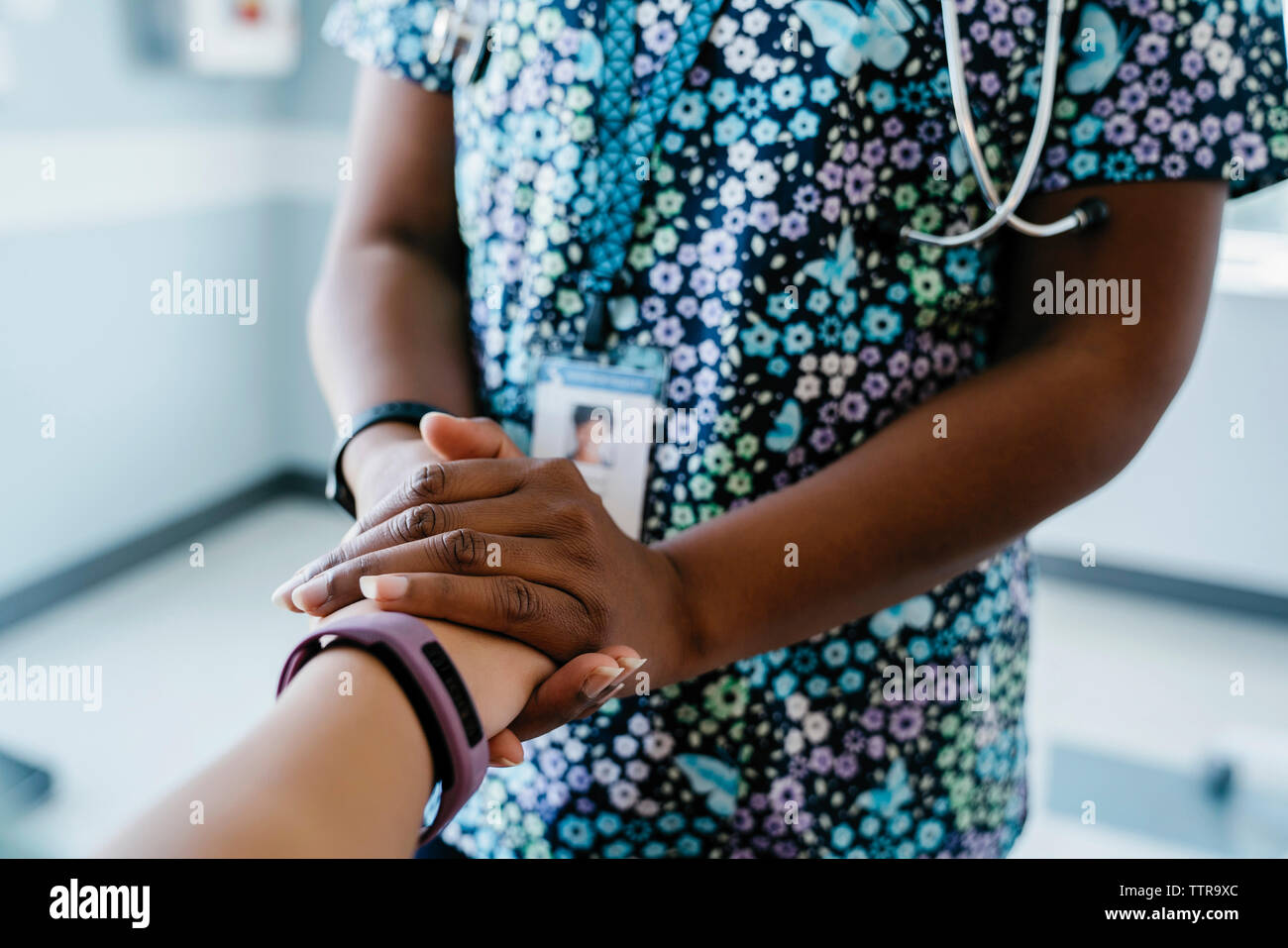 Close-up di pediatra consolante ragazza medico in sala esame Foto Stock