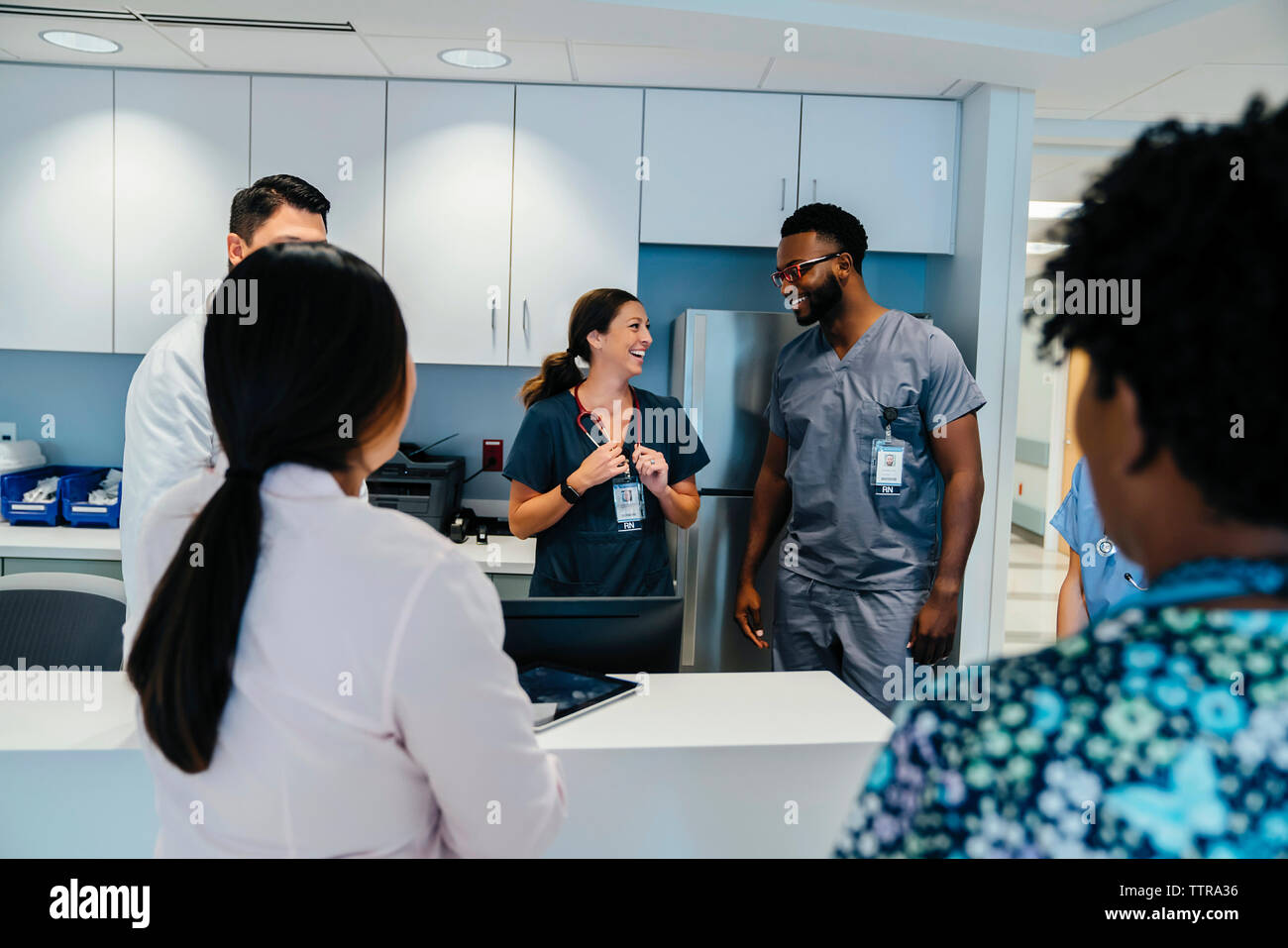 I medici aventi discussione alla ricezione dell'ospedale Foto Stock