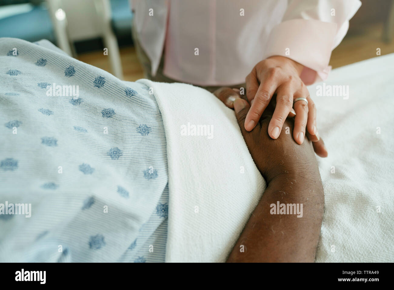 Close-up di medico confortante senior paziente in ospedale Foto Stock