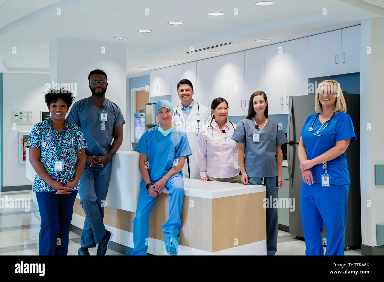 Ritratto di sorridere i medici e gli infermieri a ricezione dell'ospedale Foto Stock