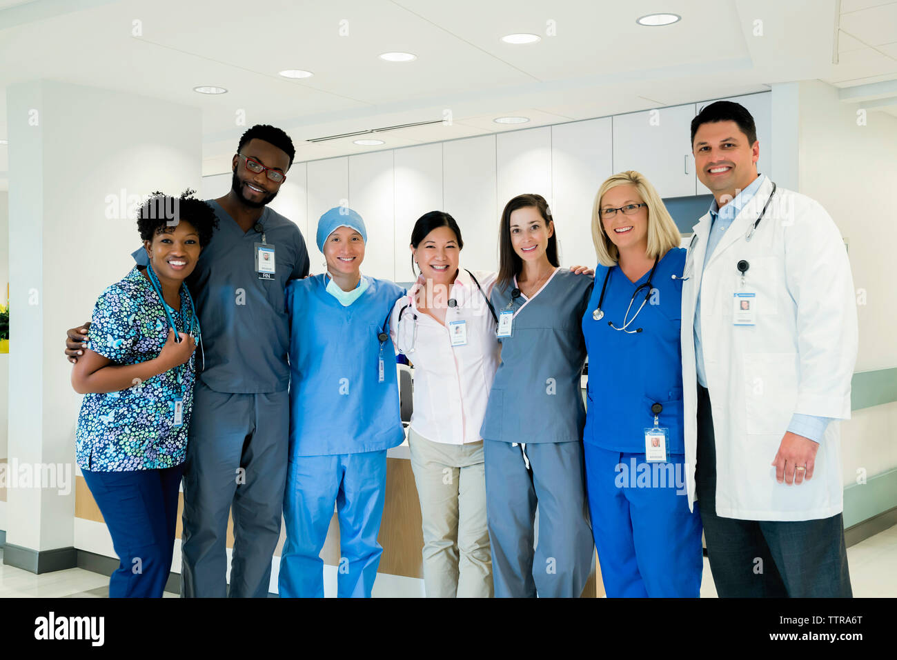 Ritratto di Allegro medici e infermieri in piedi nel corridoio di ospedale Foto Stock