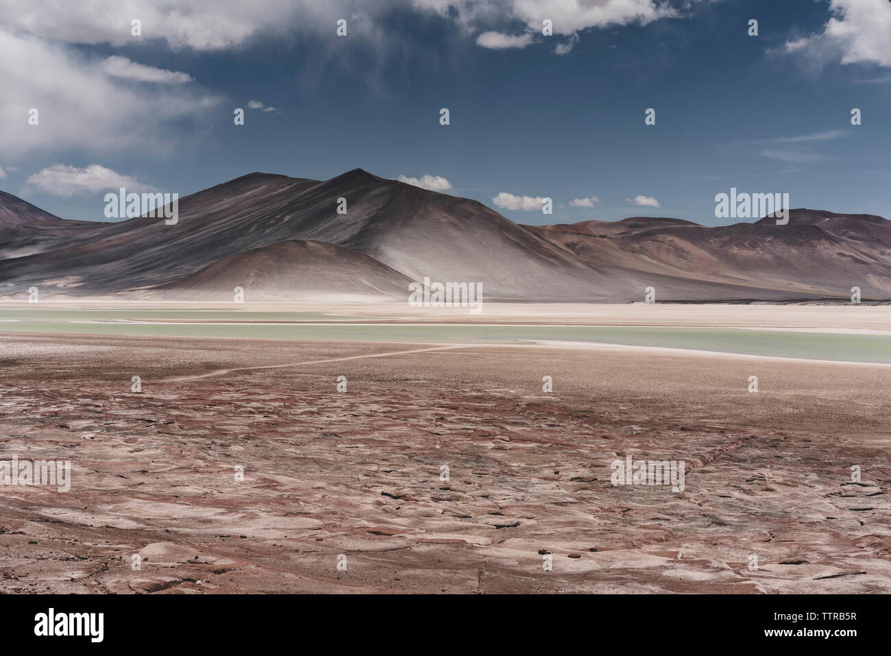 Vista panoramica delle montagne al deserto di Atacama contro sky Foto Stock