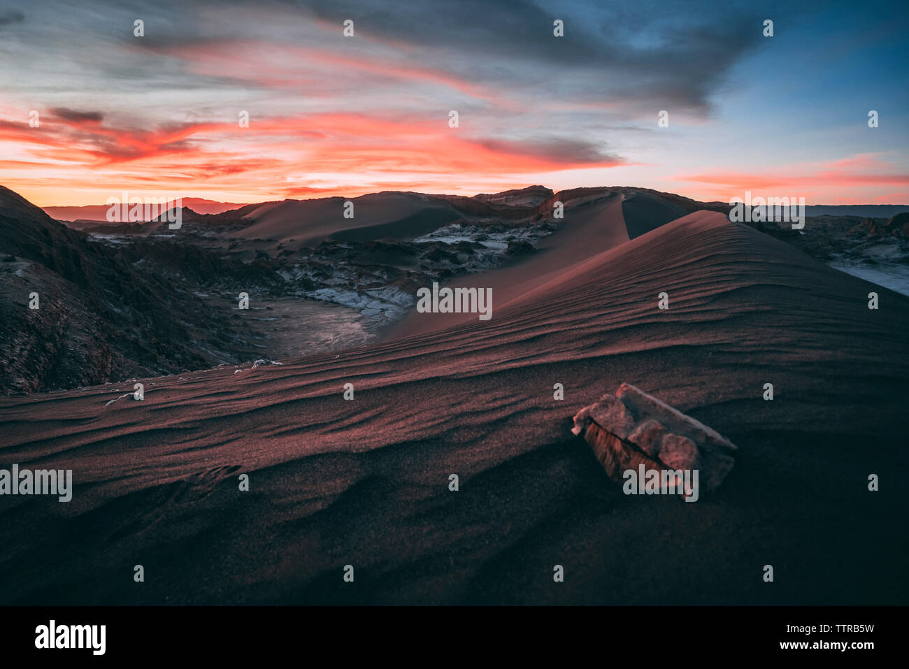 Vista panoramica del deserto di Atacama contro sky durante il tramonto Foto Stock
