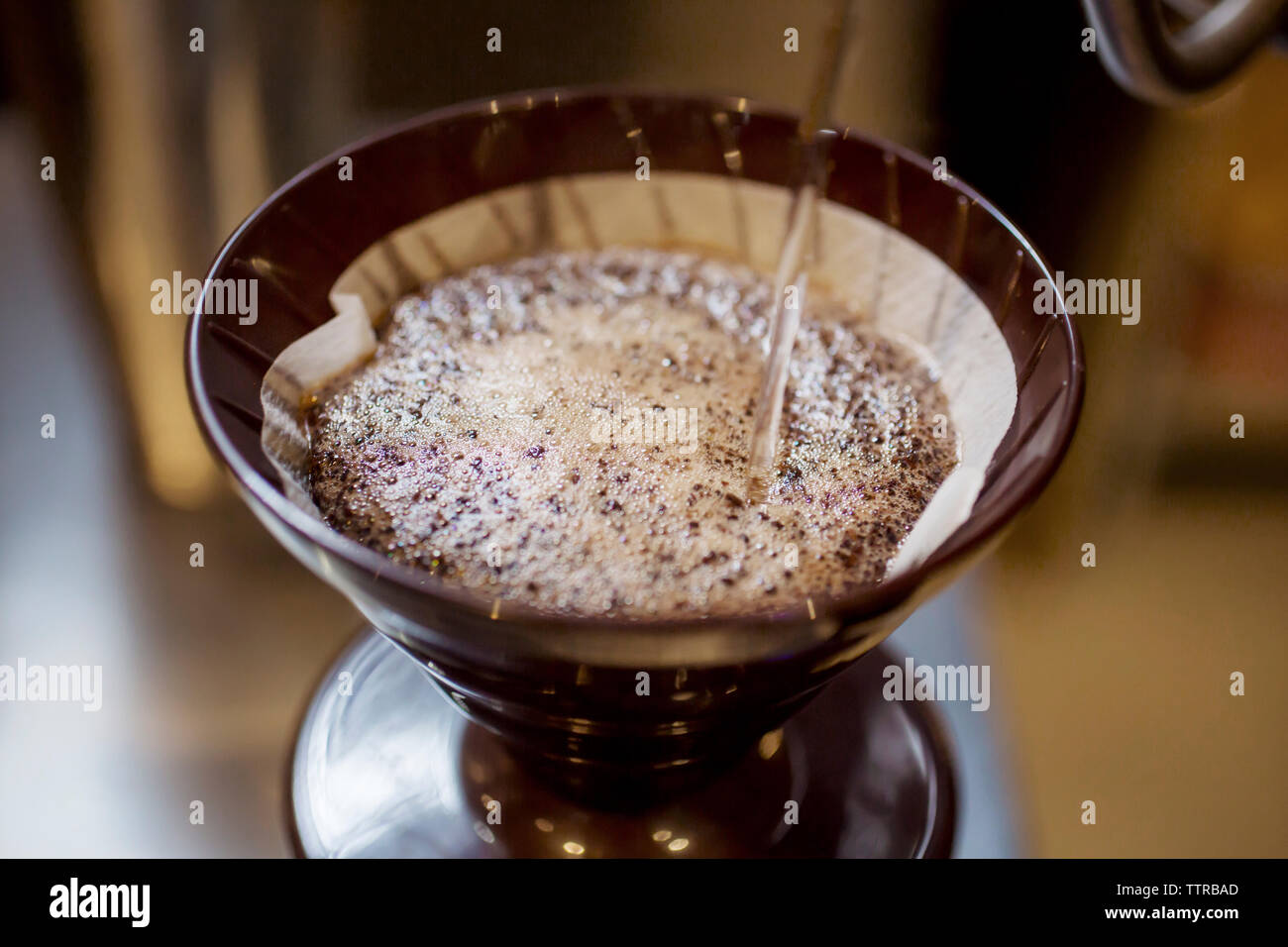 L'acqua versata sul filtro di caffè al caffè Foto Stock