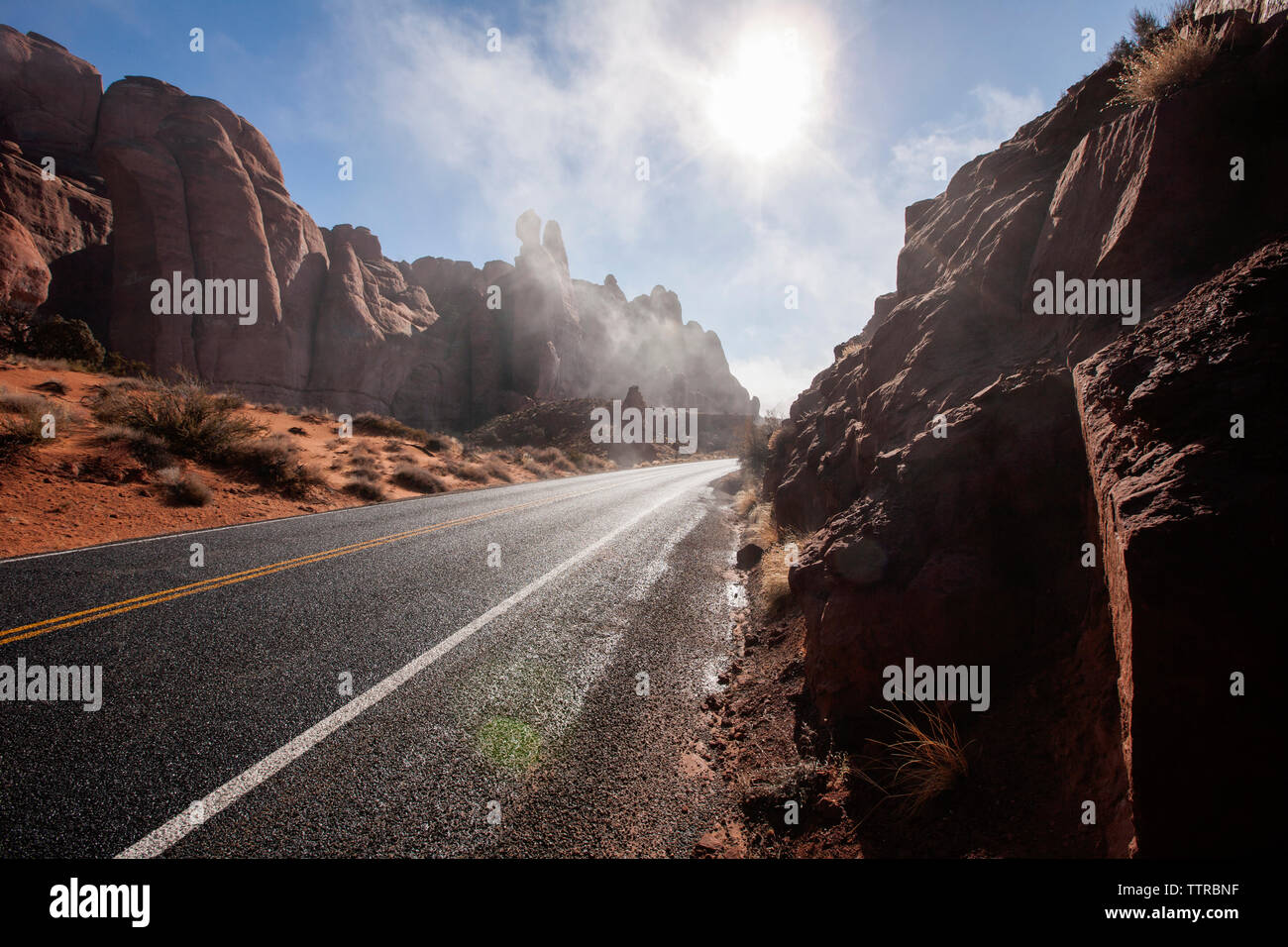 Strada in mezzo a formazioni rocciose contro sky sulla giornata di sole Foto Stock