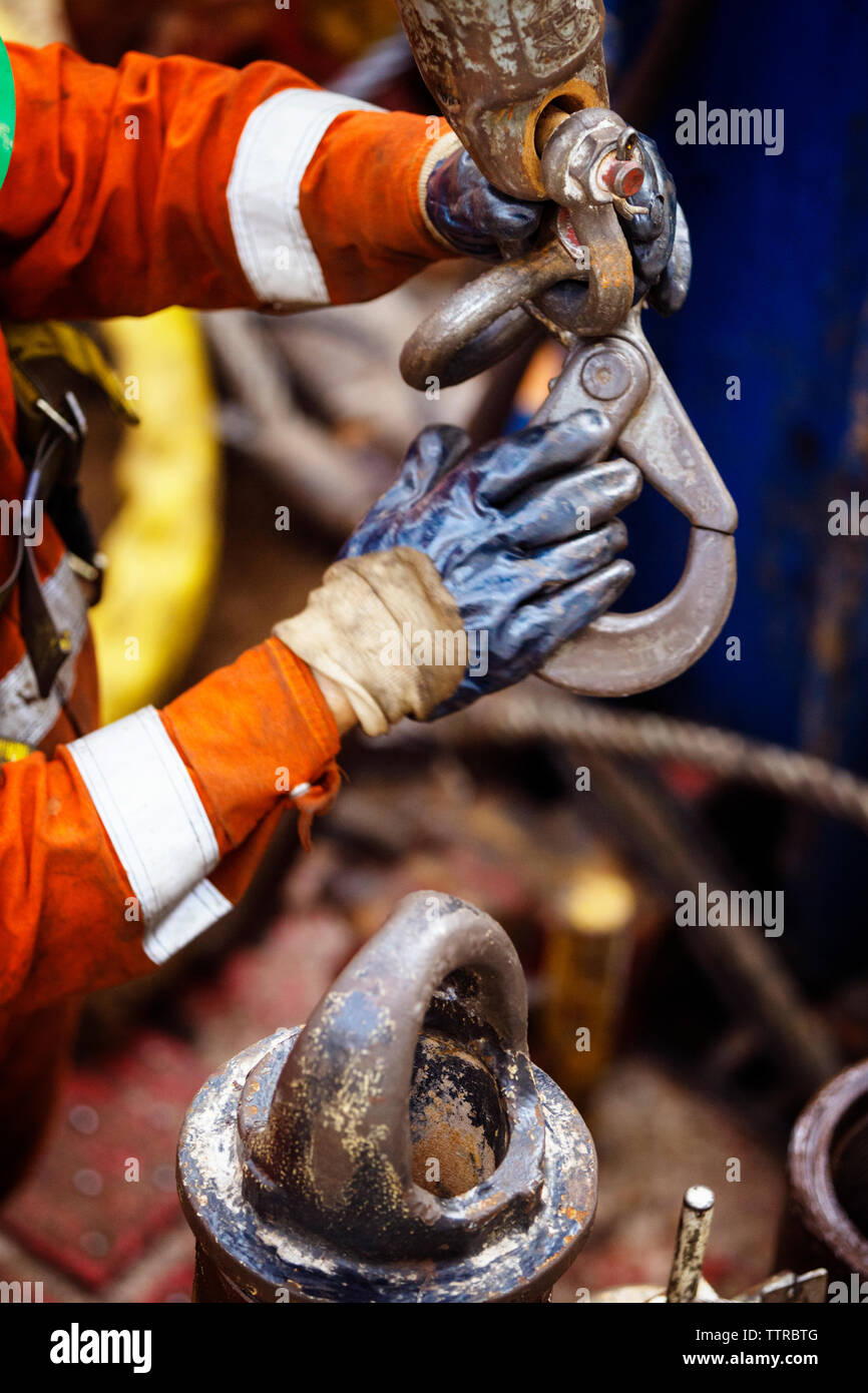 Immagine ritagliata del lavoratore manuale azienda gancio metallico Foto Stock