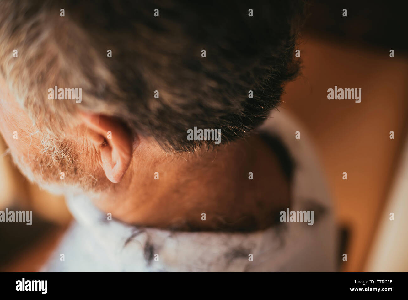 Elevato angolo di visione dell uomo con i peli sulla schiena a Barber shop Foto Stock