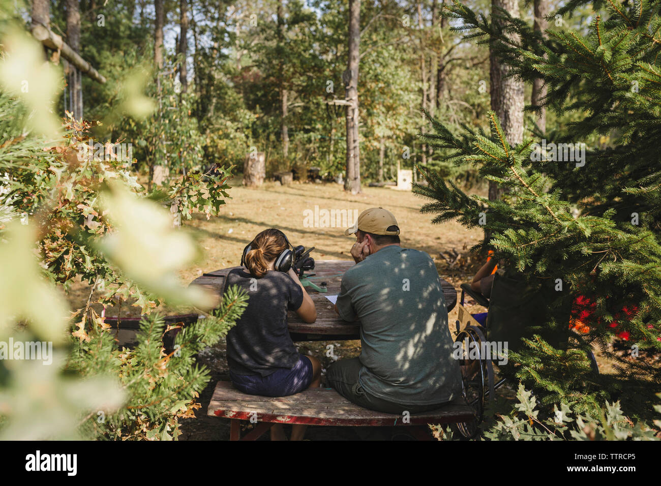 La figlia di tiro durante l udienza dal padre al cortile Foto Stock