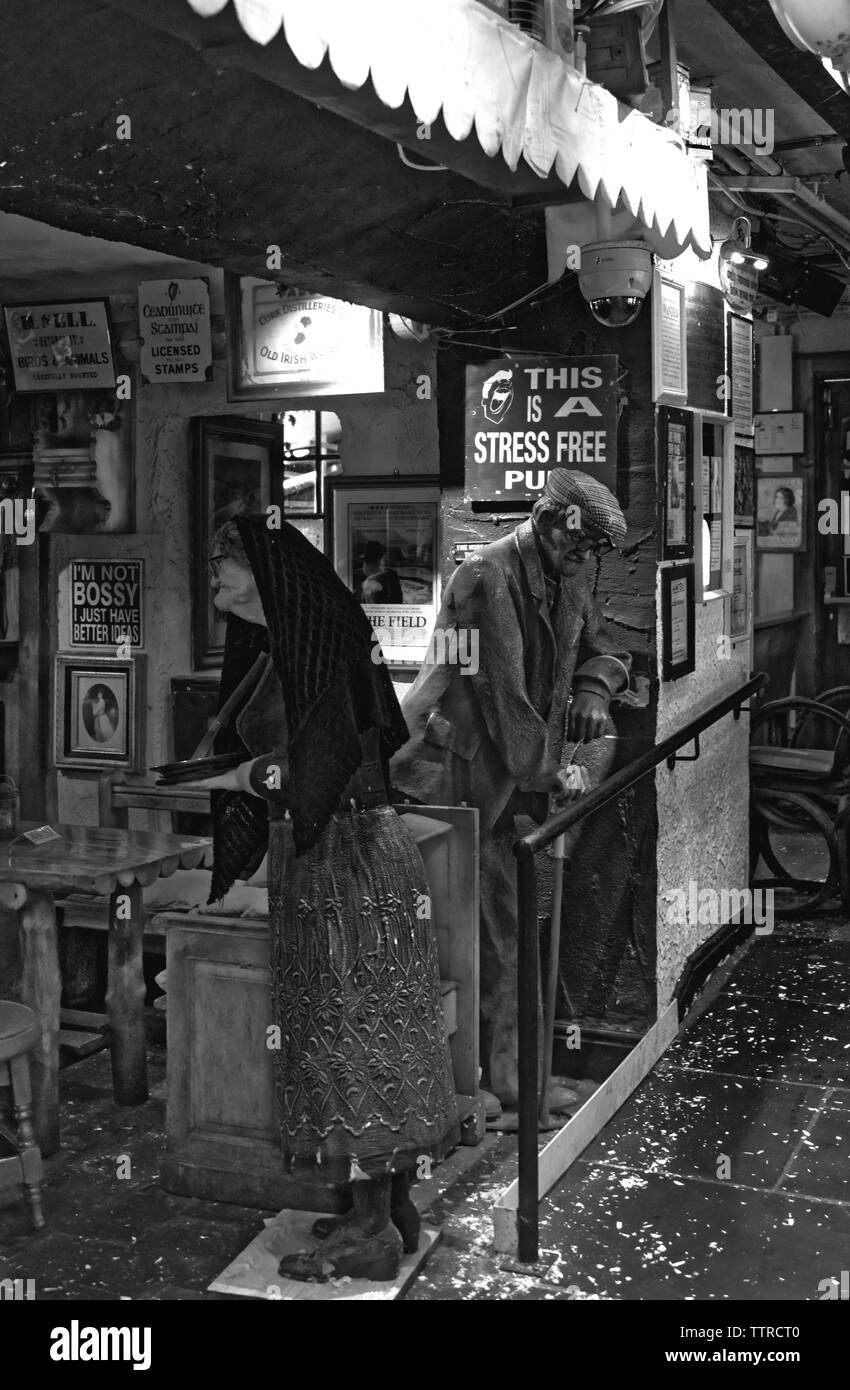 Il più antico (1798) e il più alto pub in Irlanda è il Johnny Fox pub. Foto Stock