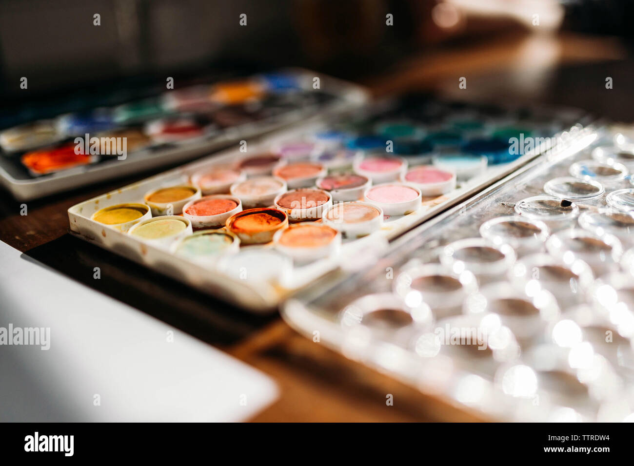 Close-up di secco acquerello colorato pitture su tavola Foto Stock