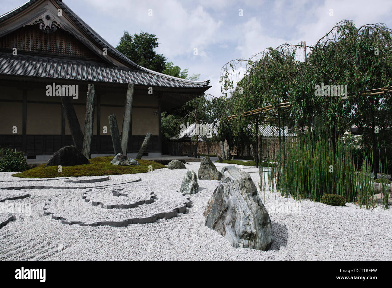 Vista del giardino di roccia Giapponese contro sky Foto Stock