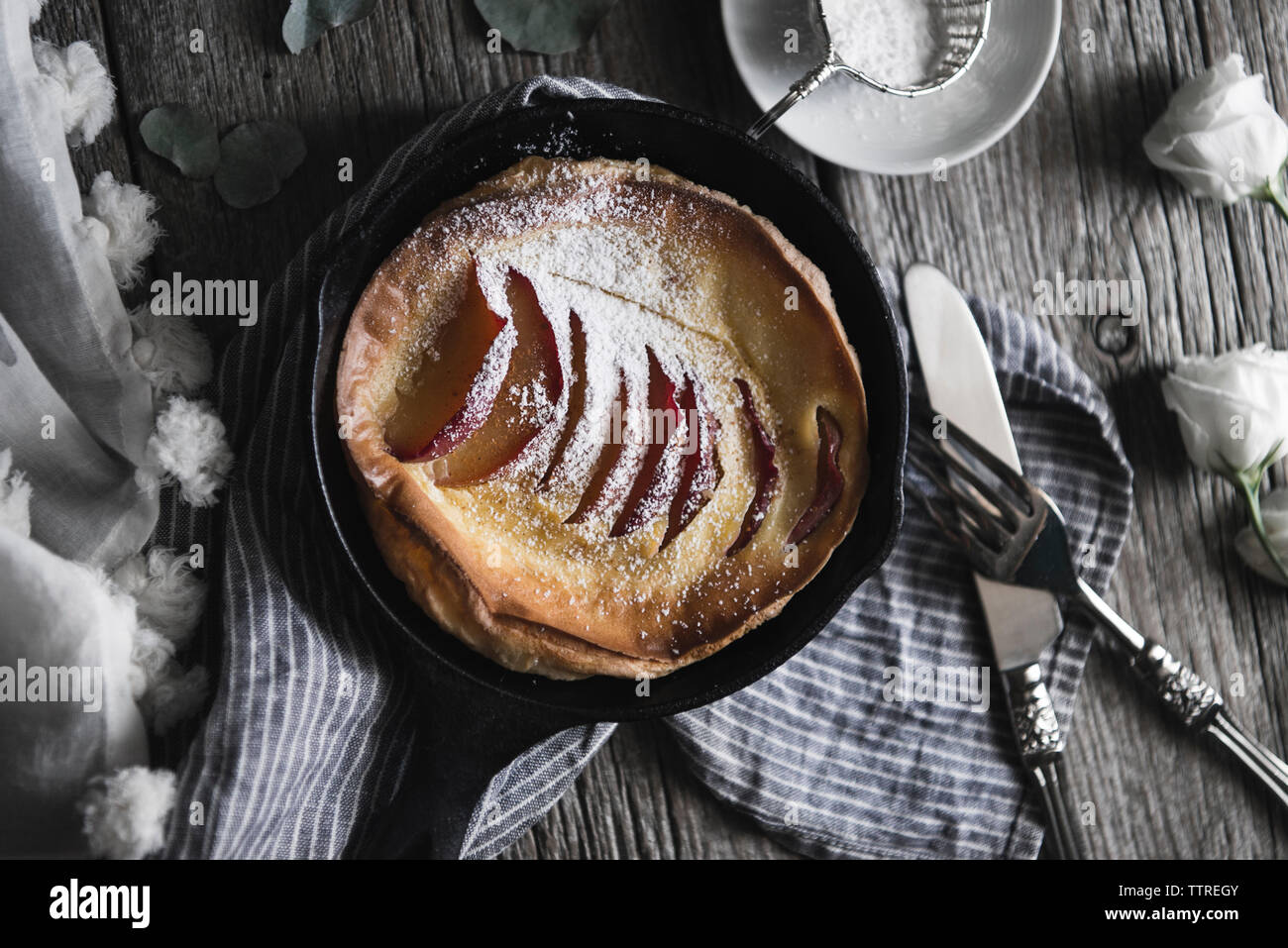 Vista aerea del dolce torta sul tavolo di legno Foto Stock