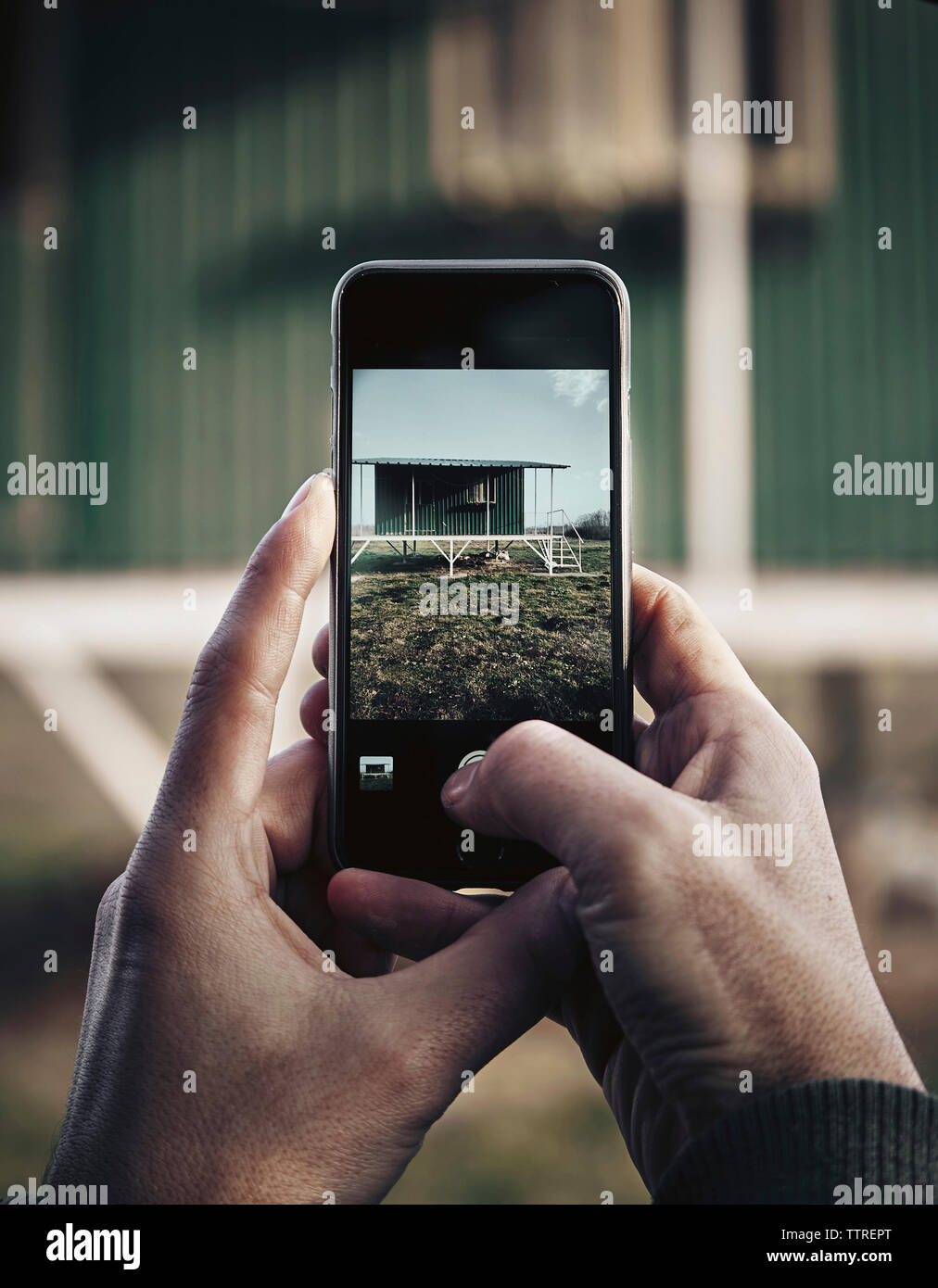 Tagliate le mani dell uomo fotografare la casa con il telefono cellulare Foto Stock