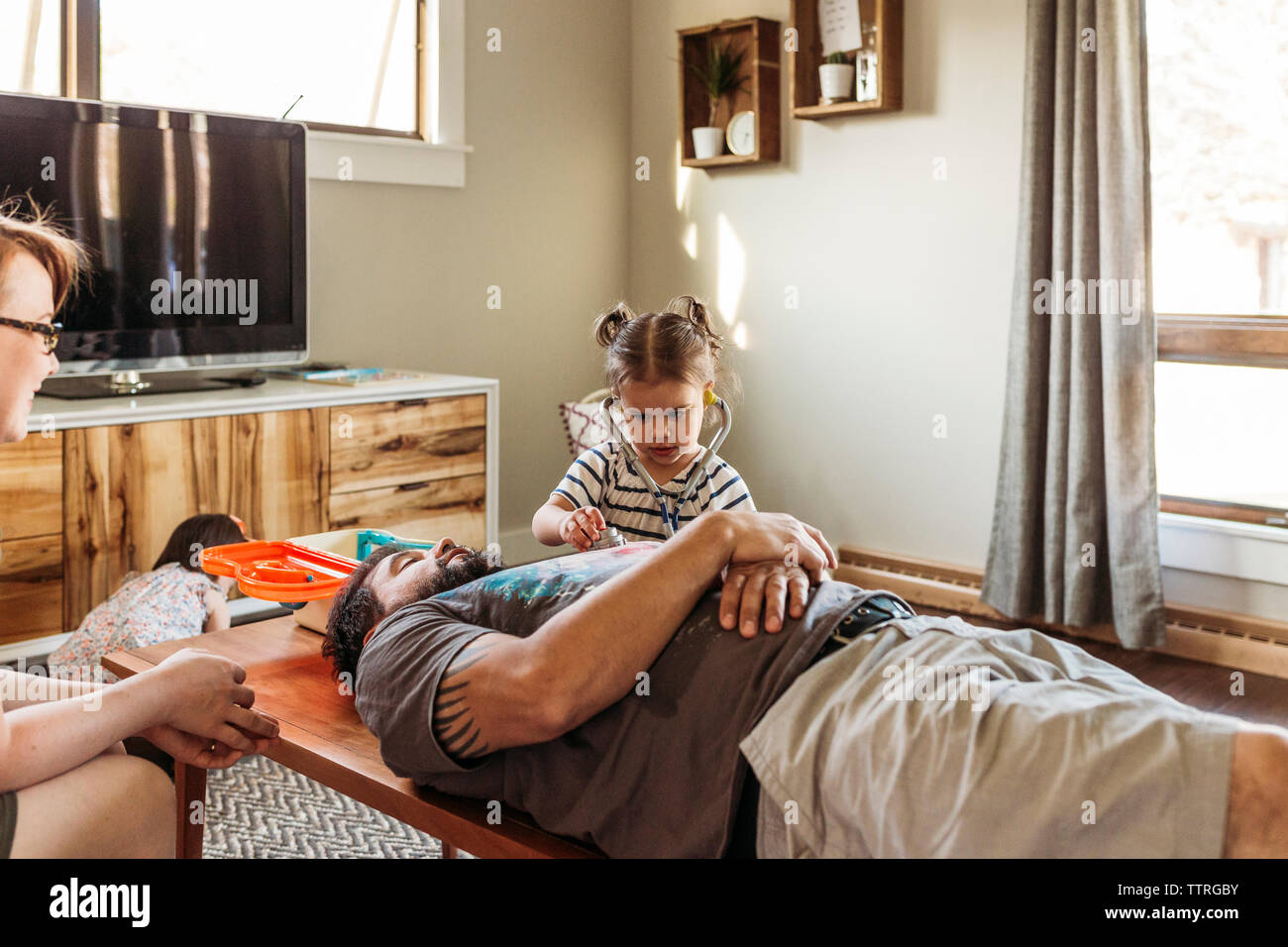 Figlia giocando con il padre a casa Foto Stock