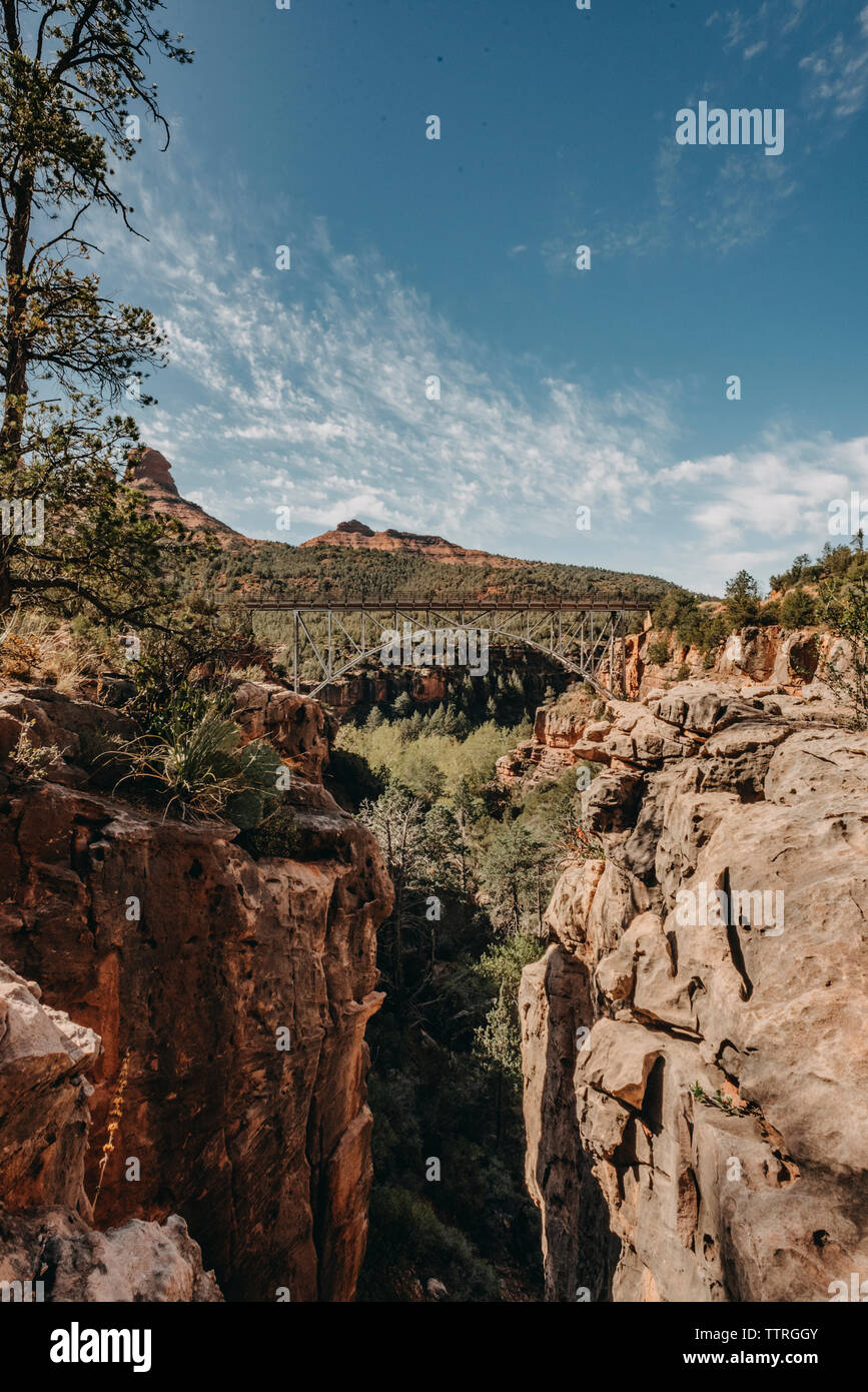 Ponte su formazioni rocciose contro sky presso il desert Foto Stock