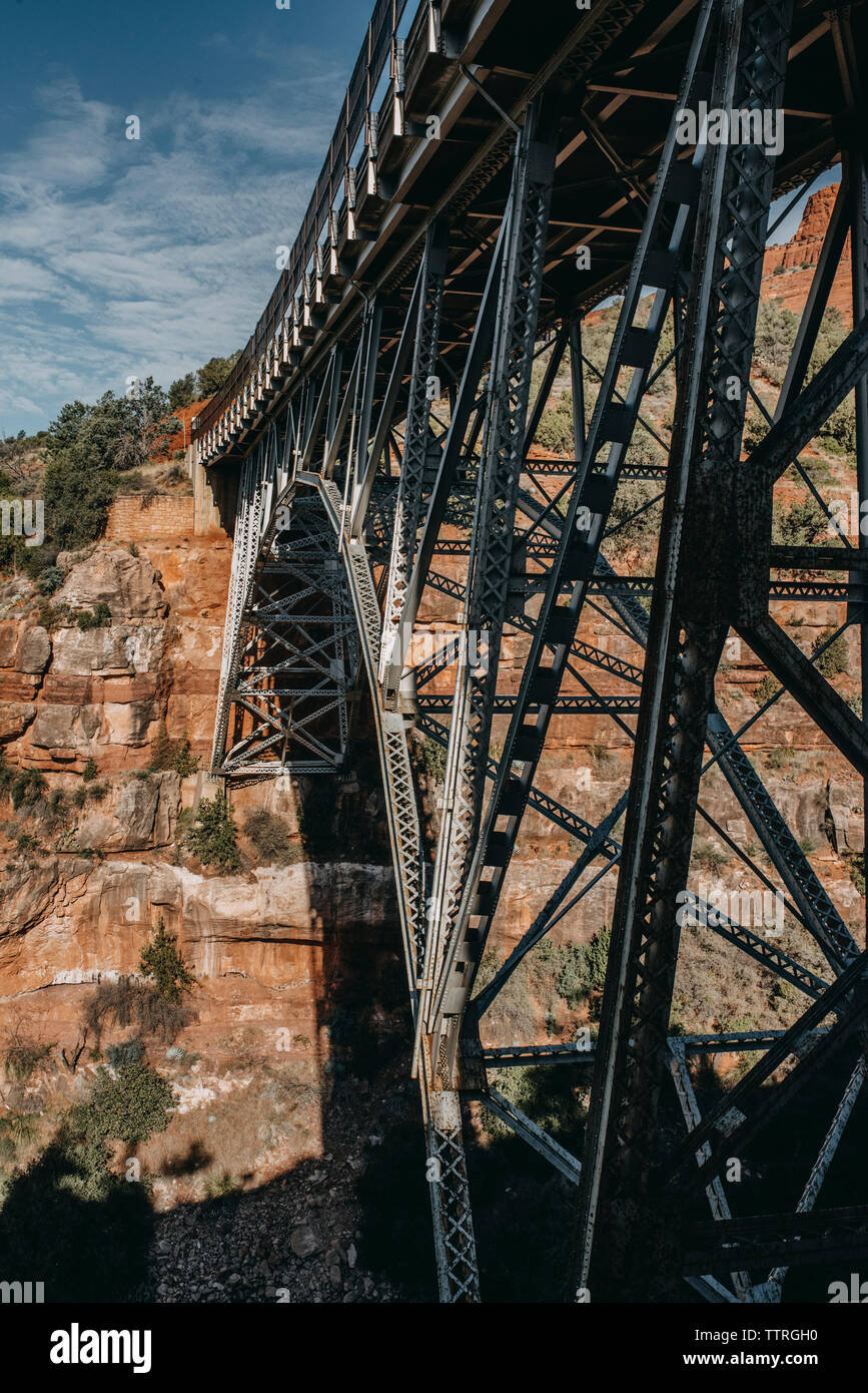 Ponte su formazioni rocciose presso il desert Foto Stock