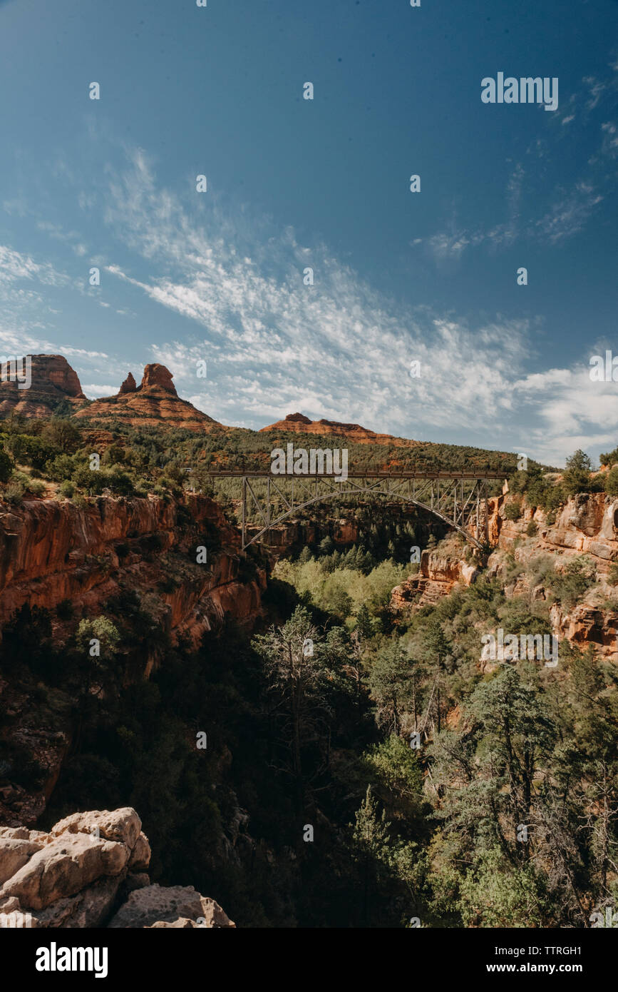 Ponte di arco sulle formazioni rocciose contro sky presso il desert Foto Stock