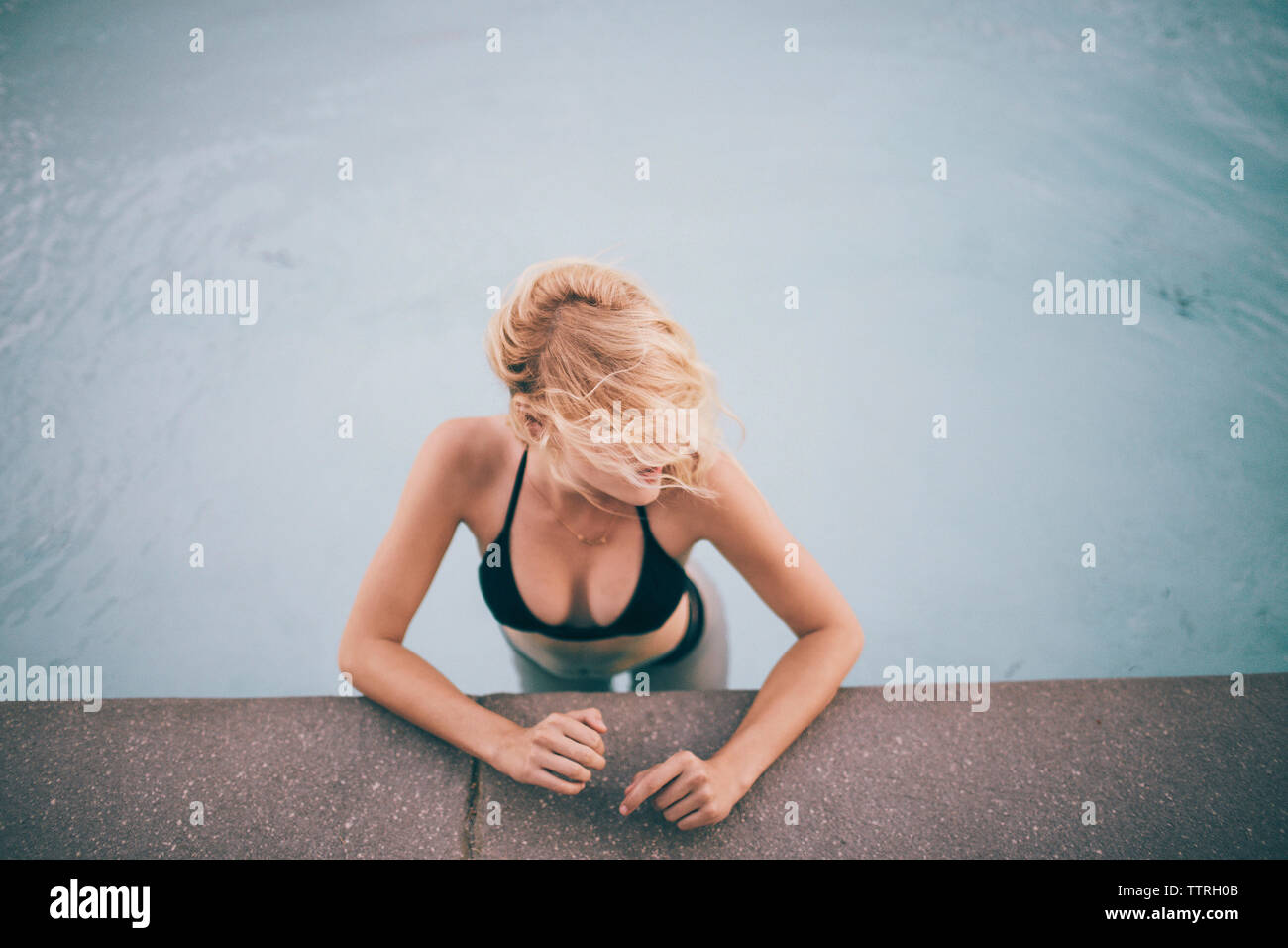 Strada nel deserto contro il cielo nuvoloso Foto Stock