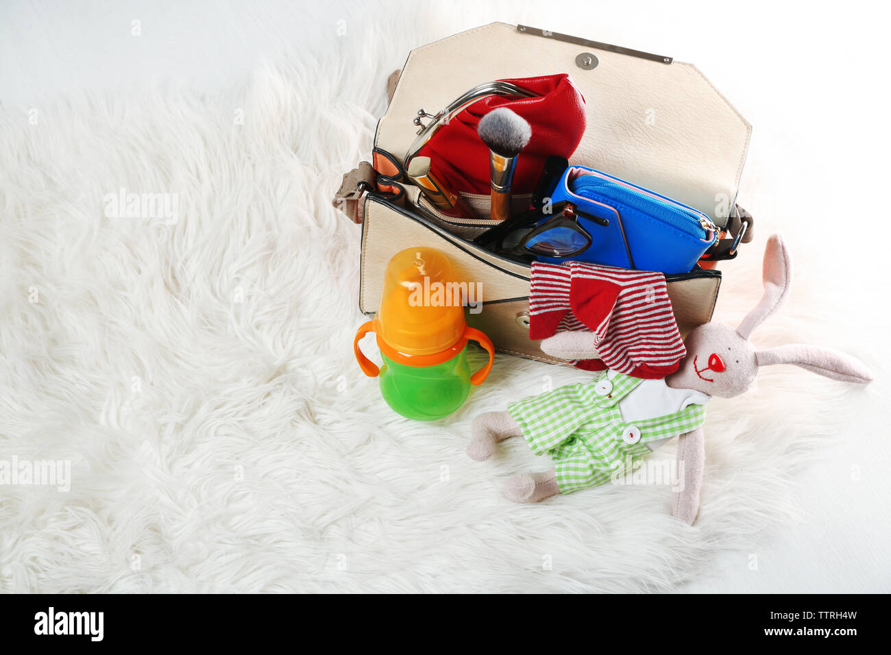 Le madri con borsa accessori sul tappeto Foto Stock