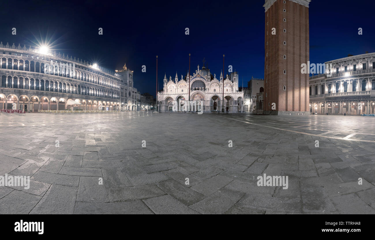 Piazza San Marco in città illuminata di notte Foto Stock