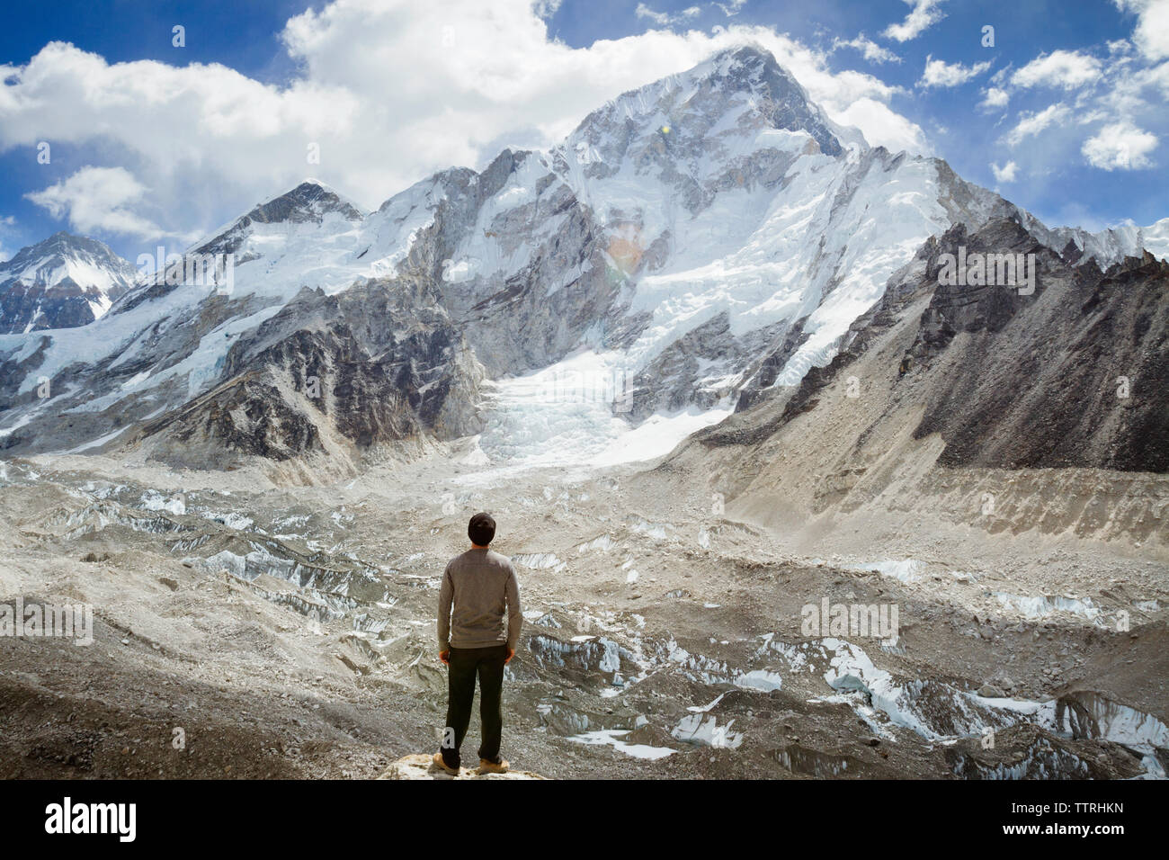 Vista posteriore di un uomo guarda il Mt. Everest durante il periodo invernale Foto Stock