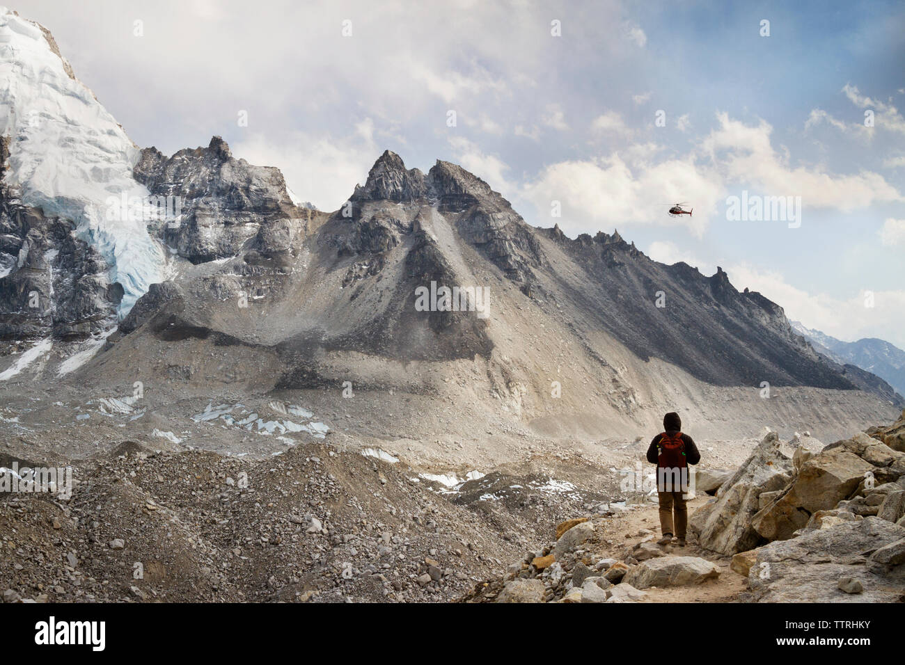 Vista posteriore di uomo in piedi da Mt. Everest durante il periodo invernale Foto Stock