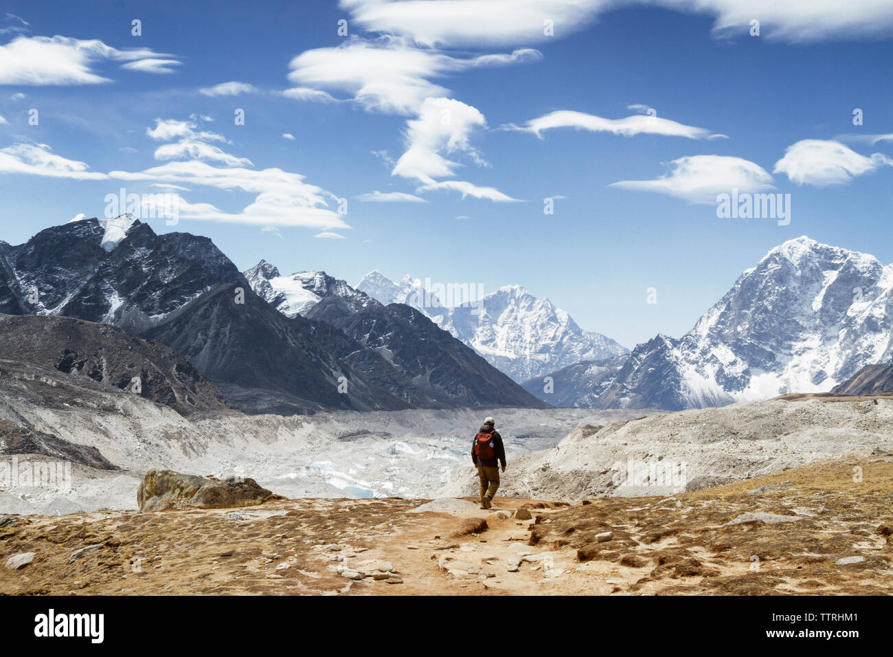 Vista posteriore del uomo a camminare verso Mt. Everest durante il periodo invernale Foto Stock