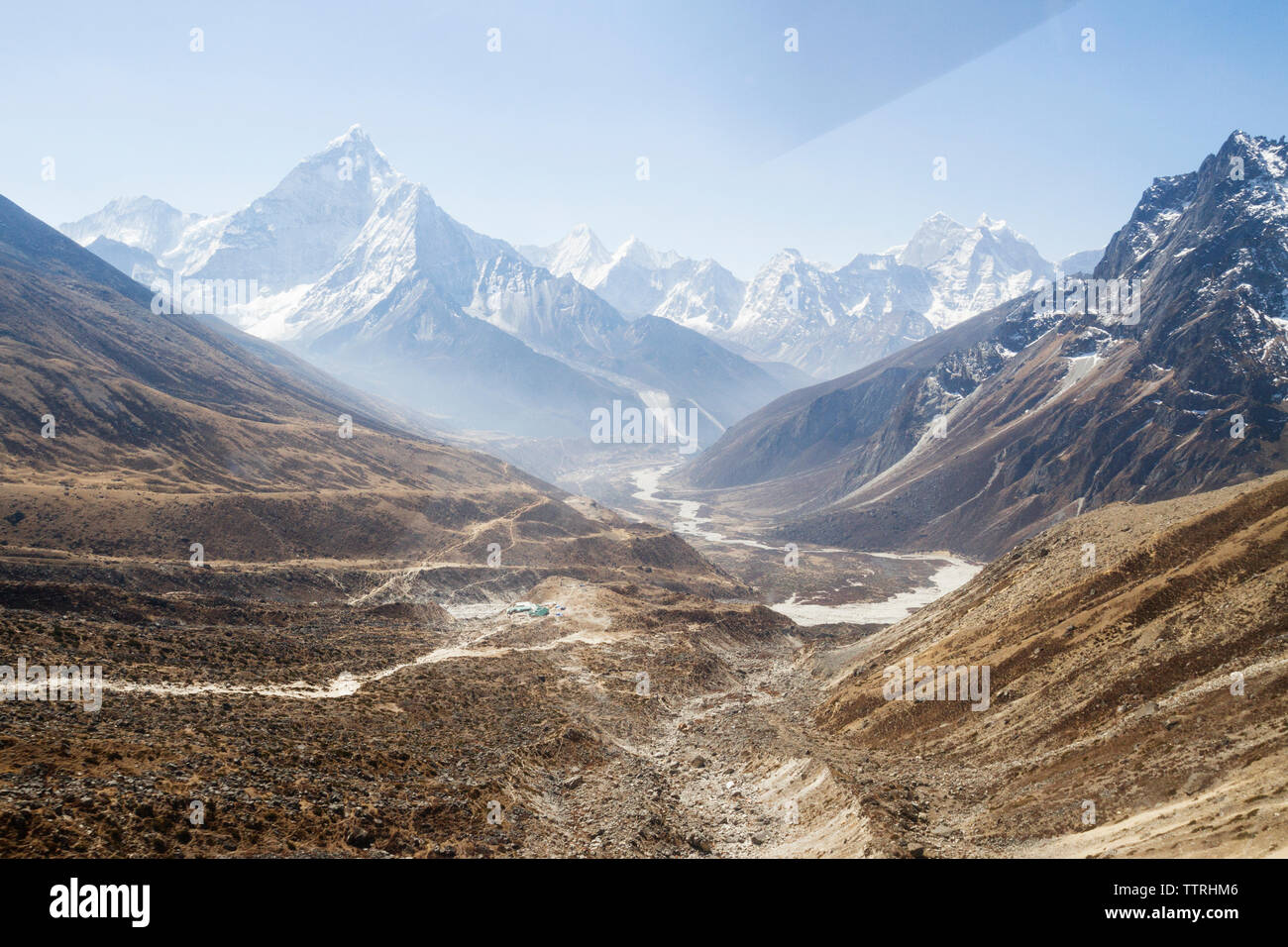 Una vista maestosa di Mt. Everest durante il periodo invernale Foto Stock