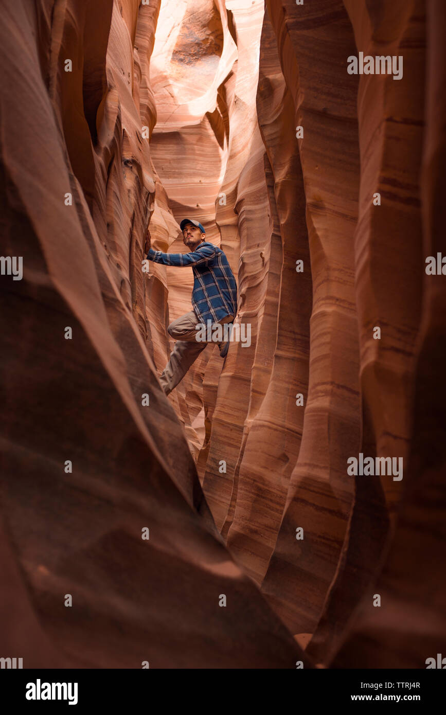 L'uomo in mezzo a formazioni rocciose in Zebra Canyon Foto Stock